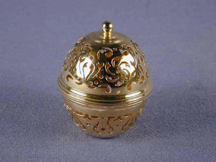Louis XVI pierced gold miniature sponge box in the form of a acorn